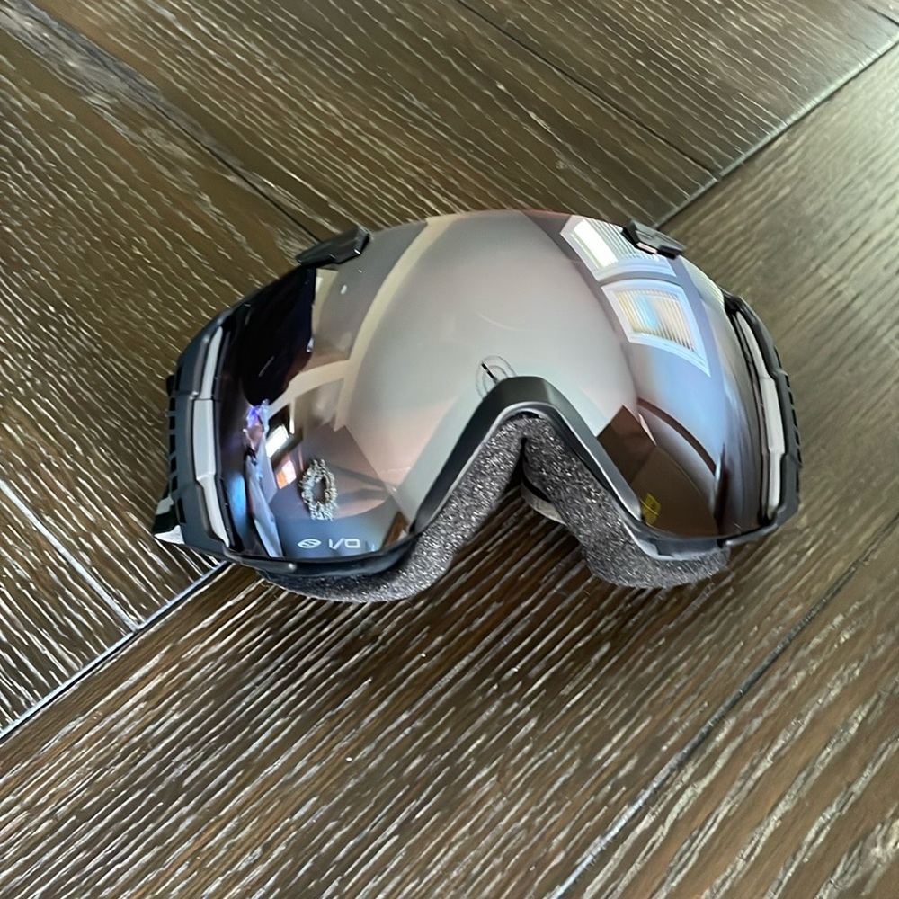 Smith optics goggles with removable low light lenses and case.